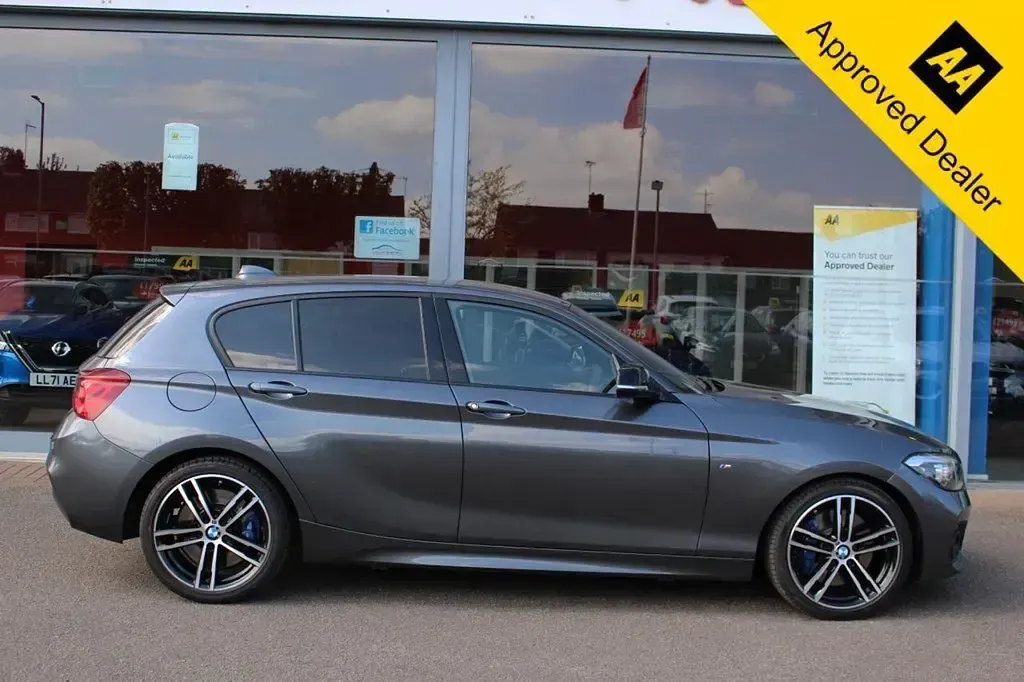 Begagnad BMW 118 Efficient Dynamics 136 HK (100 kW) 2019 Grå Halvkombi