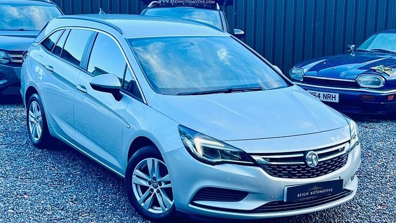 Usado Vauxhall Astra S 2017 Plateado Familiar
