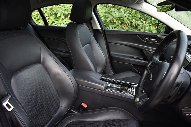 Usado Jaguar XE Portfolio 250 HP (183 kW) 2018 Azul Sedan