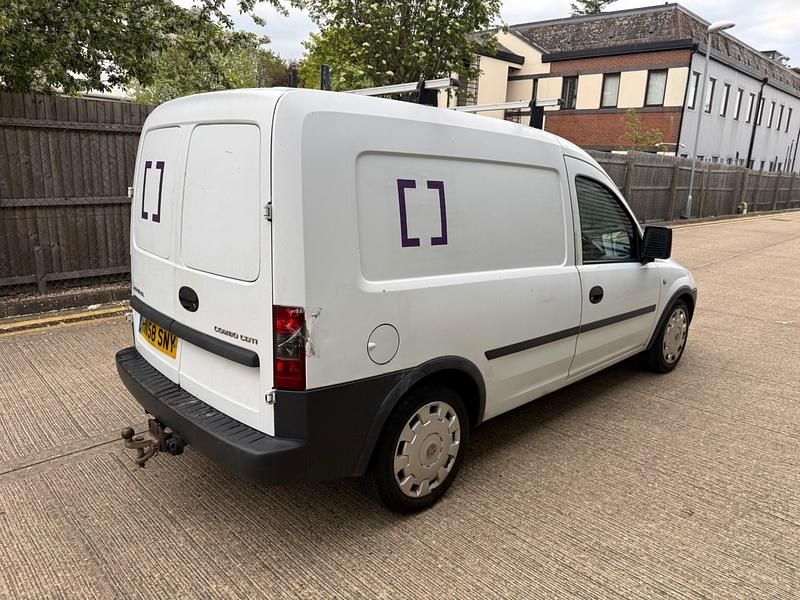 Usado Vauxhall Combo 75 HP (55 kW) 2008 Branco Monovolume