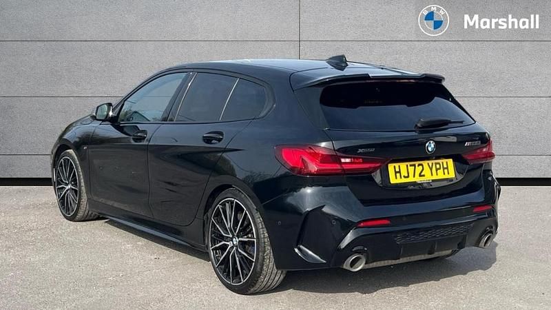 Begagnad BMW M135 Shadowline 302 HK (222 kW) 2022 Svart Halvkombi