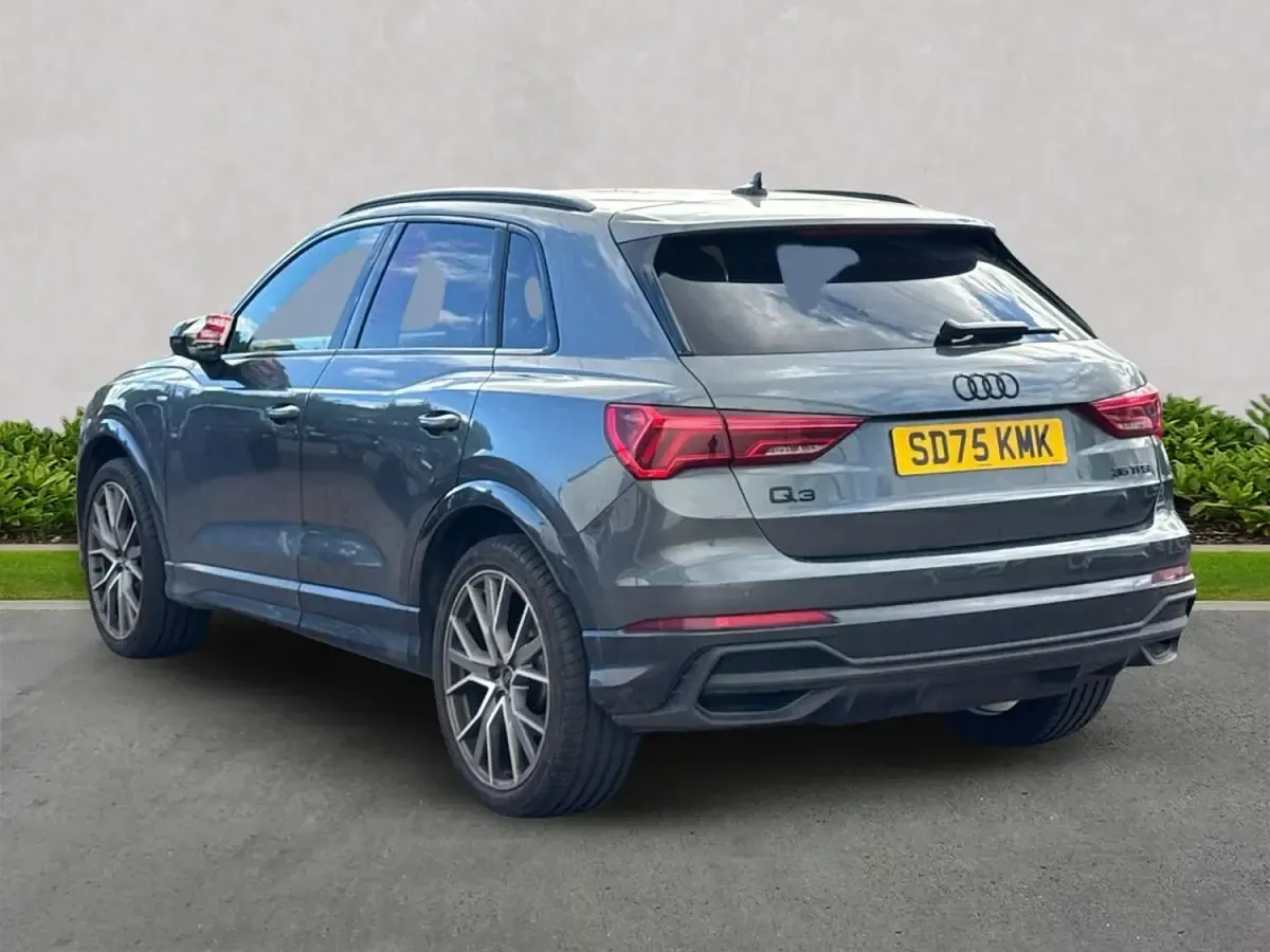 Usado Audi Q3 Black Edition 150 CV (110 kW) 2025 Gris SUV