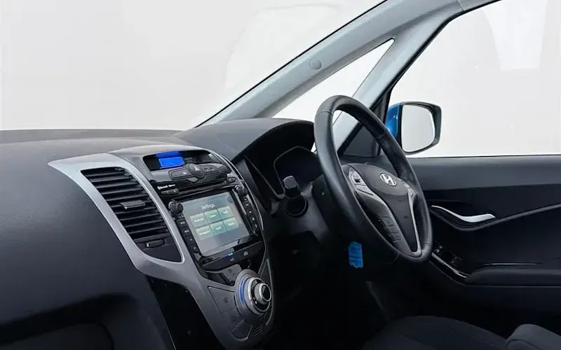 Used Hyundai ix20 Premium 90 HP (66 kW) 2017 Blue Hatchback