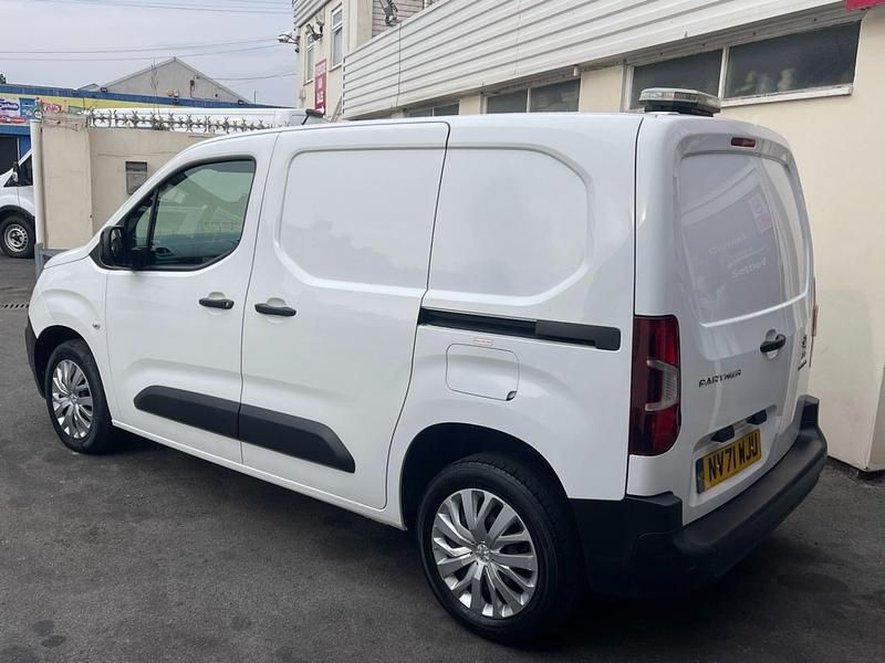 Second-hand Peugeot Partner 131 CP (96 kW) 2022 Alb Monovolum