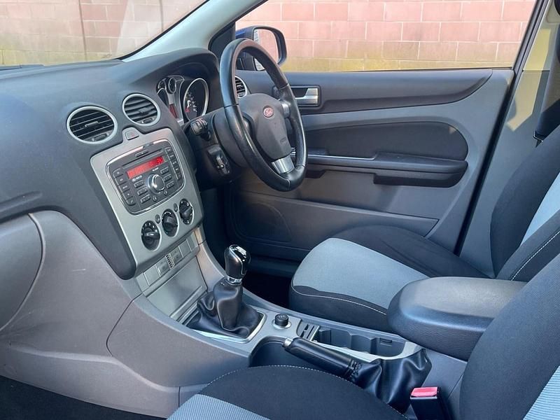 Begagnad Ford Focus Zetec 2011 Blå Halvkombi