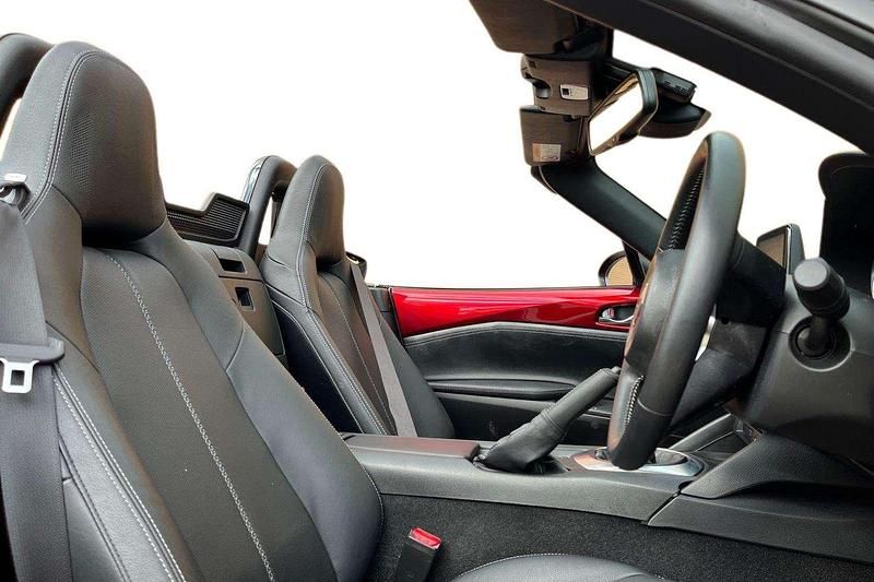 Używany Mazda MX5 Exclusive-Line 184 KM (135 kW) 2023 Czerwony Kabriolet