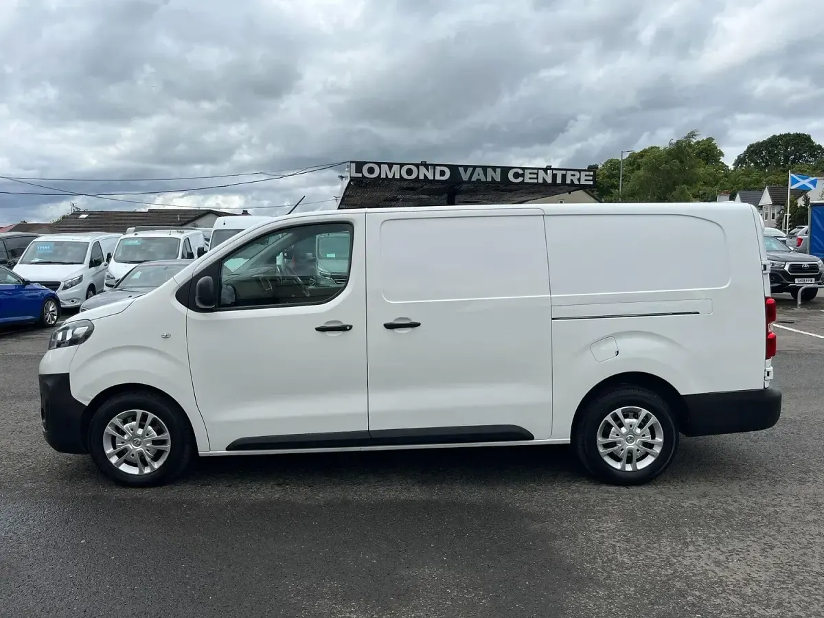Used Vauxhall Vivaro 100 HP (73 kW) 2021 White MPV