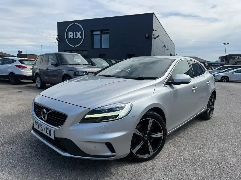 Used Volvo V40 R-Design 152 HP (111 kW) 2019 Silver Hatchback