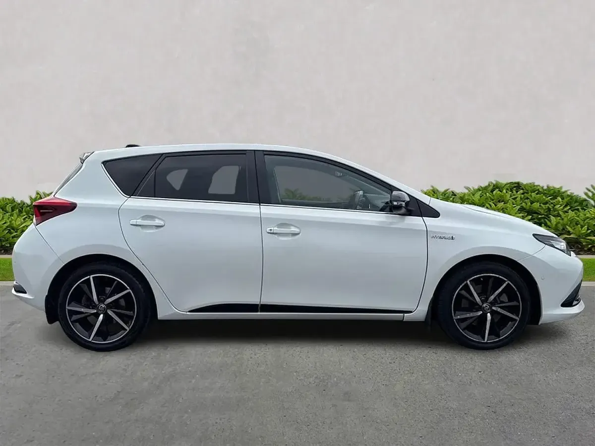Used Toyota Auris Hybrid Design 136 HP (100 kW) 2018 White Hatchback