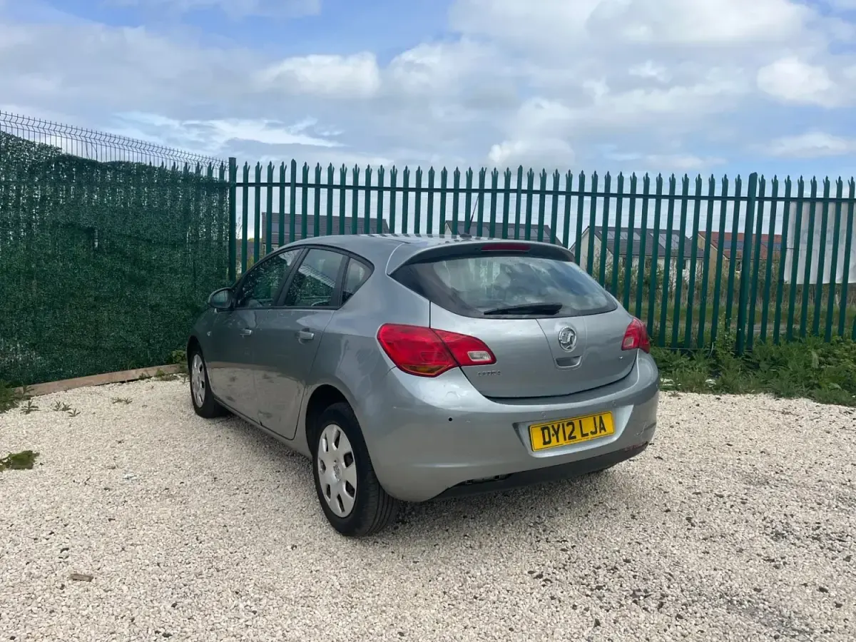 Używany Vauxhall Astra 2012 Srebrny Hatchback