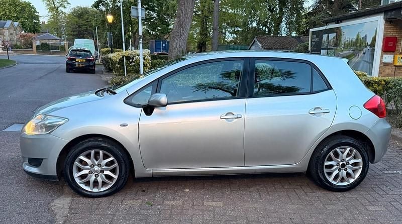 Used Toyota Auris 124 HP (91 kW) 2008 Silver Hatchback