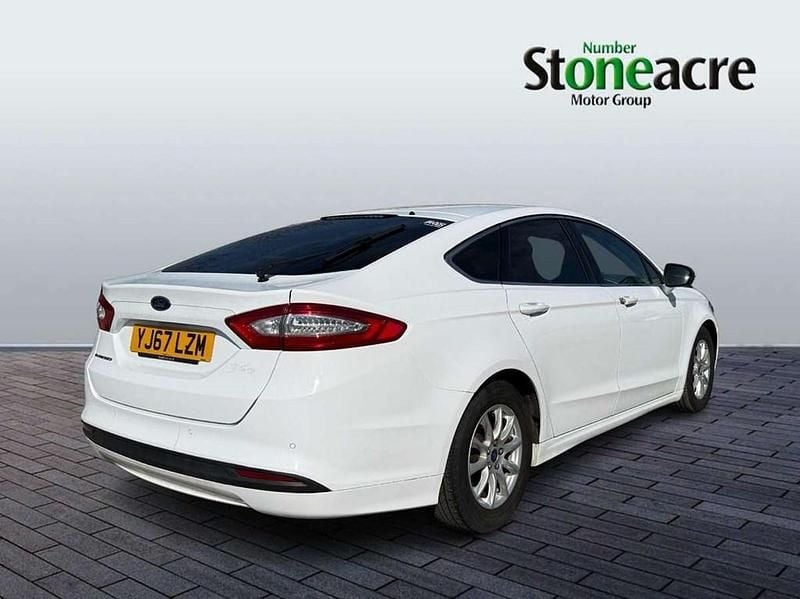 Used Ford Mondeo Zetec 147 HP (108 kW) 2017 White Hatchback
