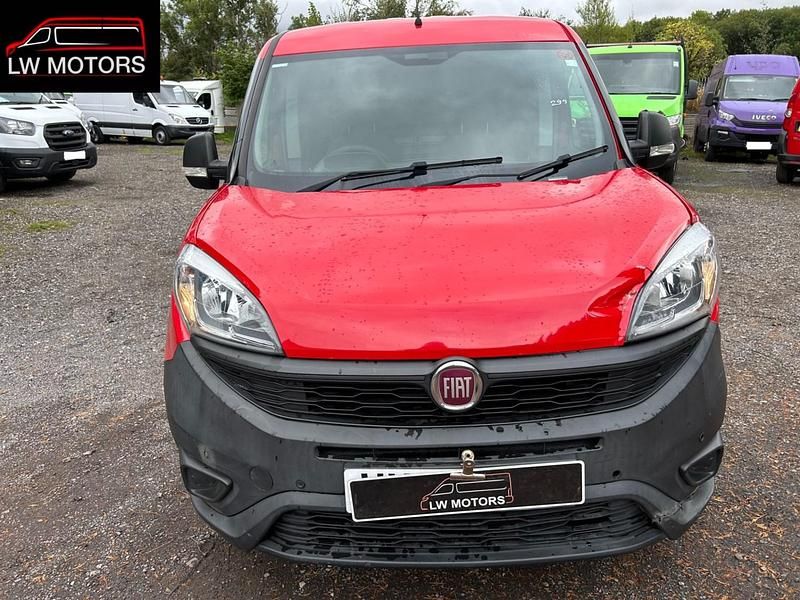 Used Fiat Doblò 95 HP (69 kW) 2015 Red MPV