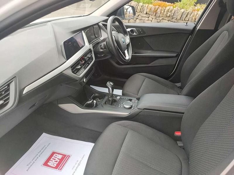 Used BMW 118 Comfort Edition 138 HP (101 kW) 2019 White Hatchback