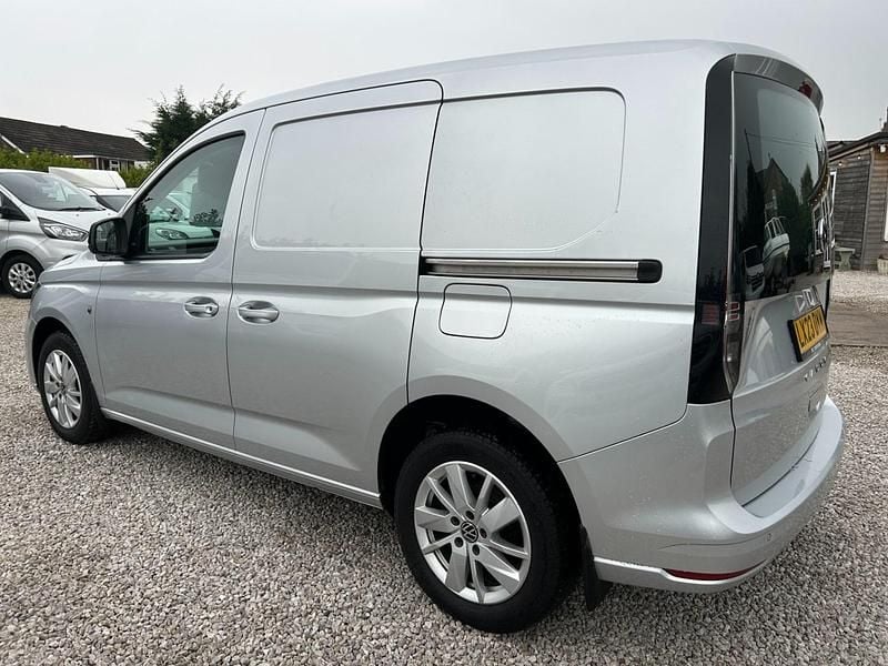 Usado VW Caddy Pro 102 HP (75 kW) 2023 Prateado Monovolume