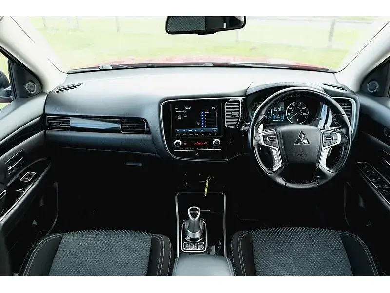 Używany Mitsubishi Outlander P-HEV 224 KM (164 kW) 2020 Czerwony Kombi