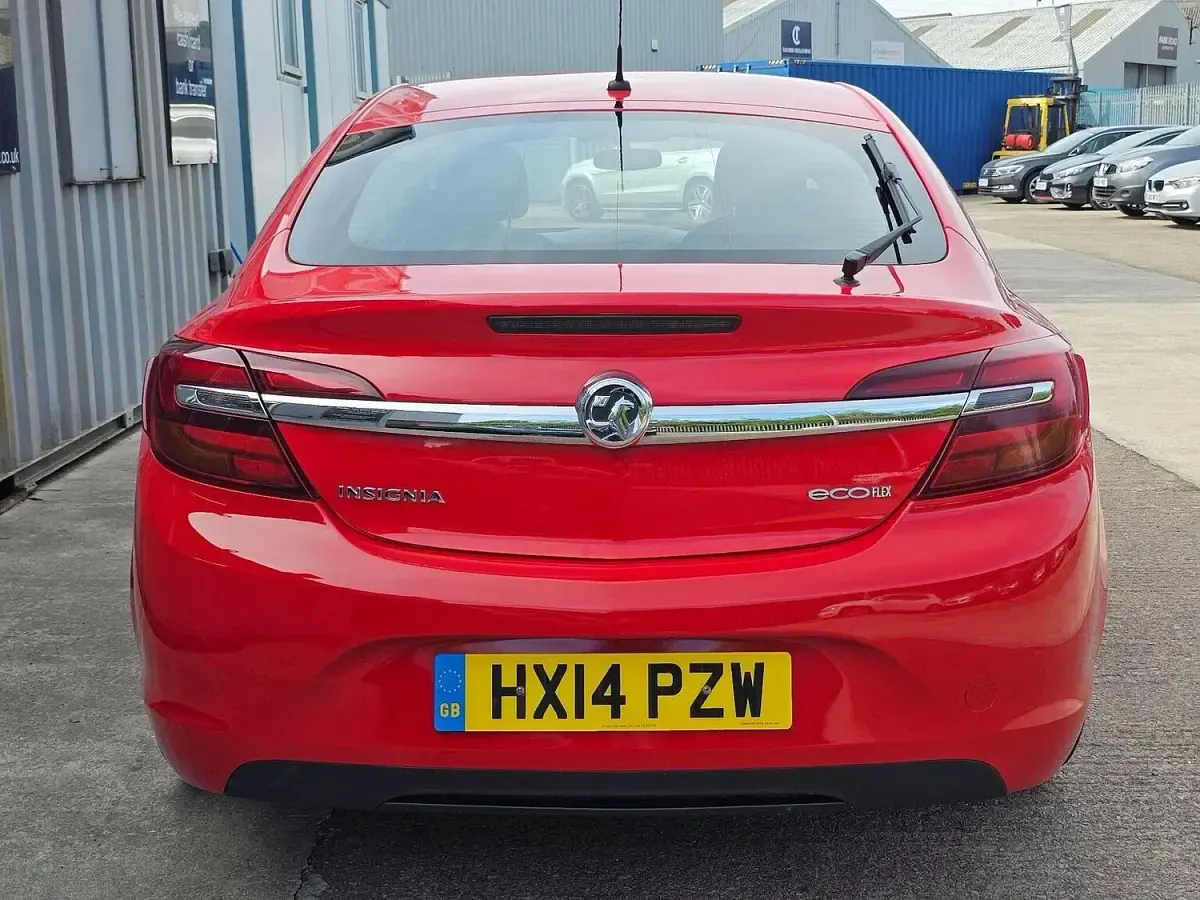 Used Vauxhall Insignia Design Edition 140 HP (102 kW) 2014 Red Hatchback
