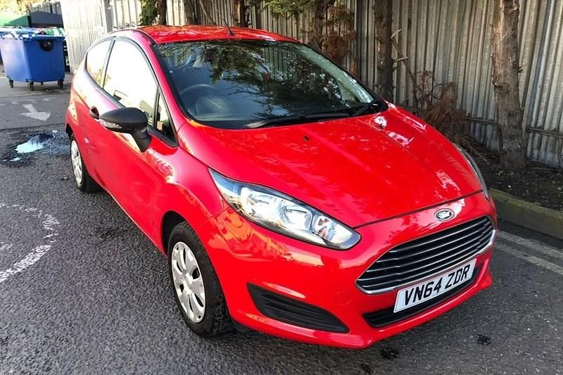 Used Ford Fiesta Studio 82 HP (60 kW) 2014 Red Hatchback