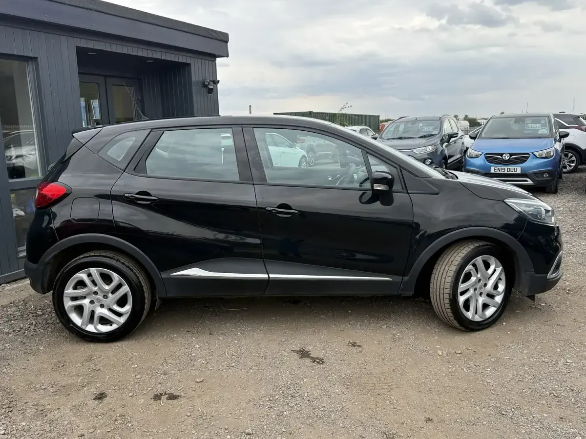 Used Renault Captur Dynamique 90 HP (66 kW) 2015 Black SUV