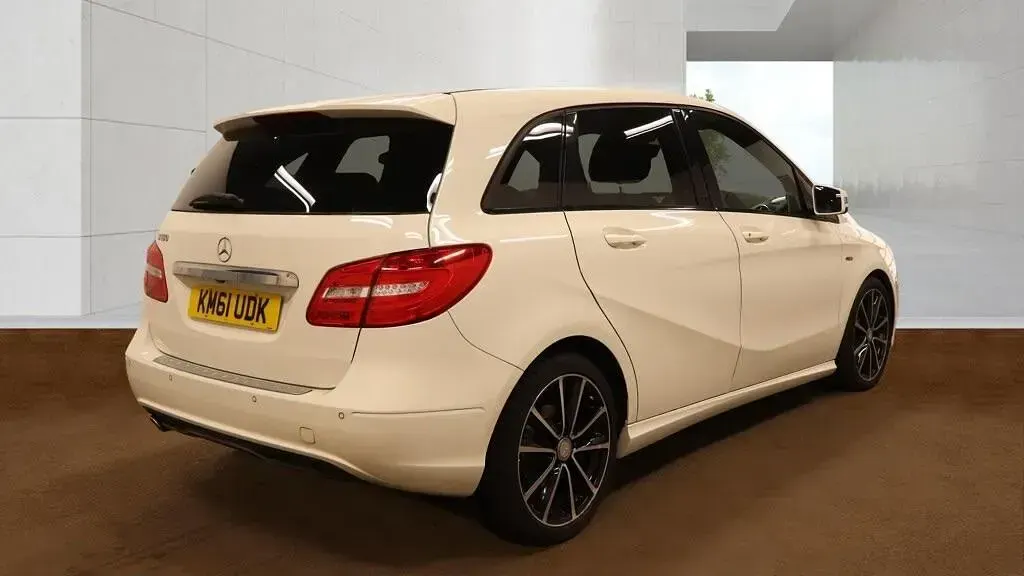 Used Mercedes B180 2011 White Hatchback