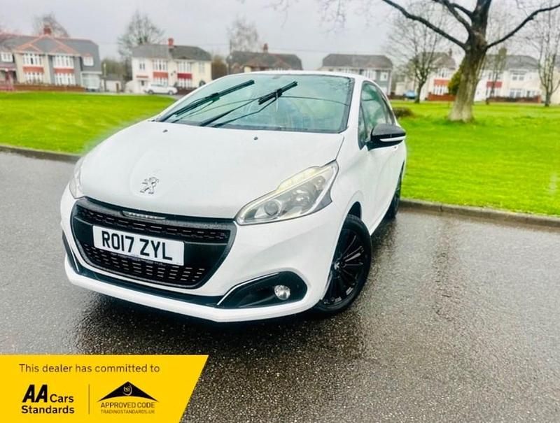 Used Peugeot 208 80 HP (58 kW) 2017 White Hatchback
