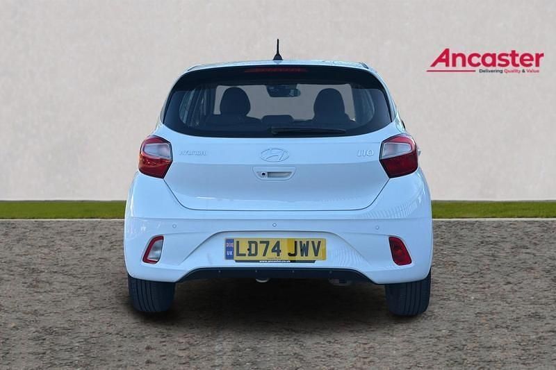 Used Hyundai i10 Advanced 62 HP (45 kW) 2024 White Hatchback