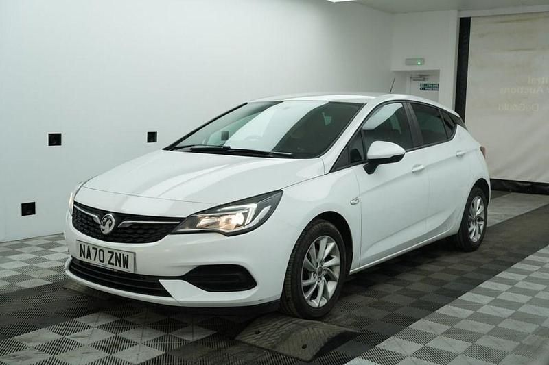 Used Vauxhall Astra Business Edition 105 HP (77 kW) 2020 White Hatchback
