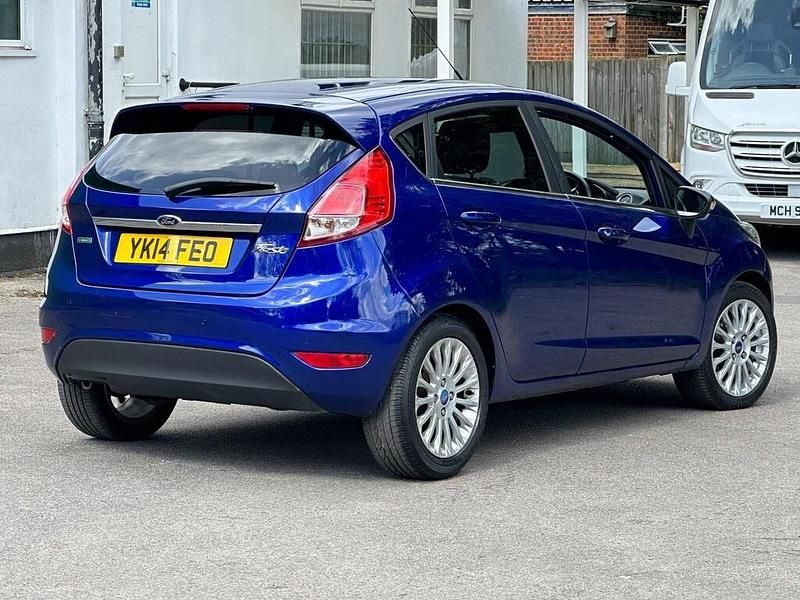 Begagnad Ford Fiesta Titanium 2014 Blå Halvkombi