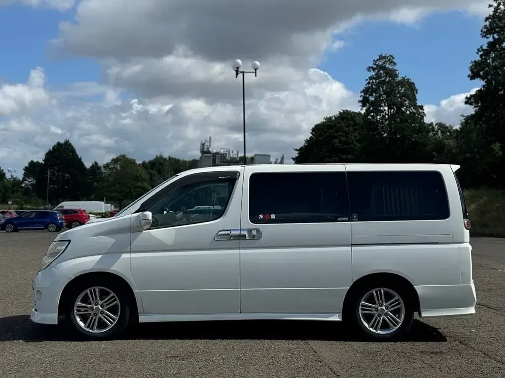 Used Nissan Elgrand 2017 White MPV