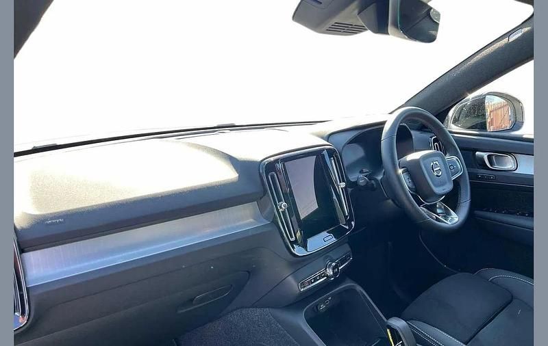 Used Volvo XC40 Plus 197 HP (144 kW) 2025 Crystal white SUV