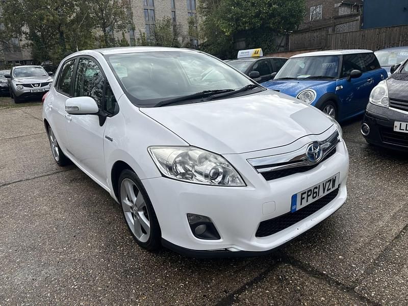 White Used 2011 Toyota Auris Hybrid Hatchback | £6,495 (Fair price) - Image 1/4