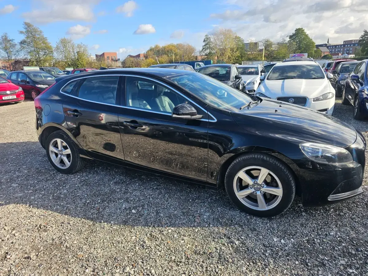 Usado Volvo V40 SE 122 HP (89 kW) 2016 Preto Carrinha
