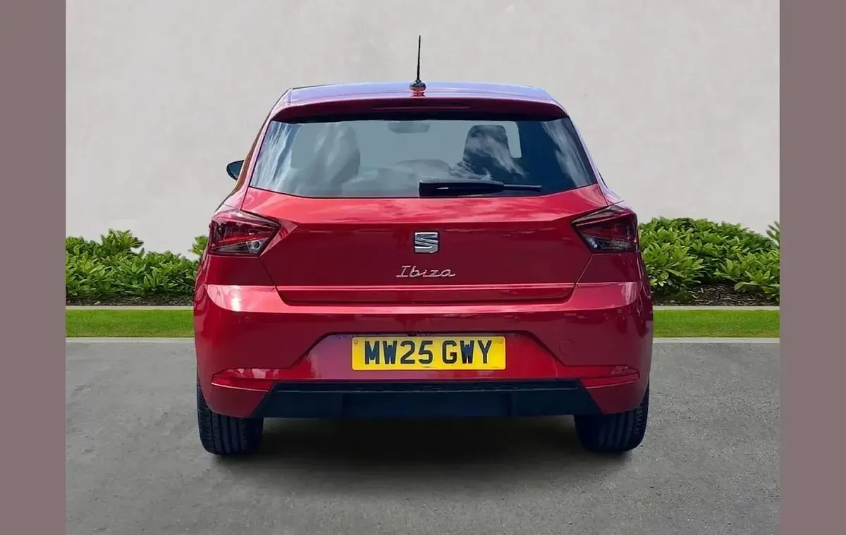 Usado Seat Ibiza XCELLENCE 114 CV (83 kW) 2025 Rojo Utilitario