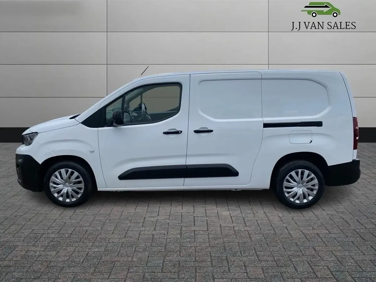 Used Peugeot Partner 131 HP (96 kW) 2021 White MPV