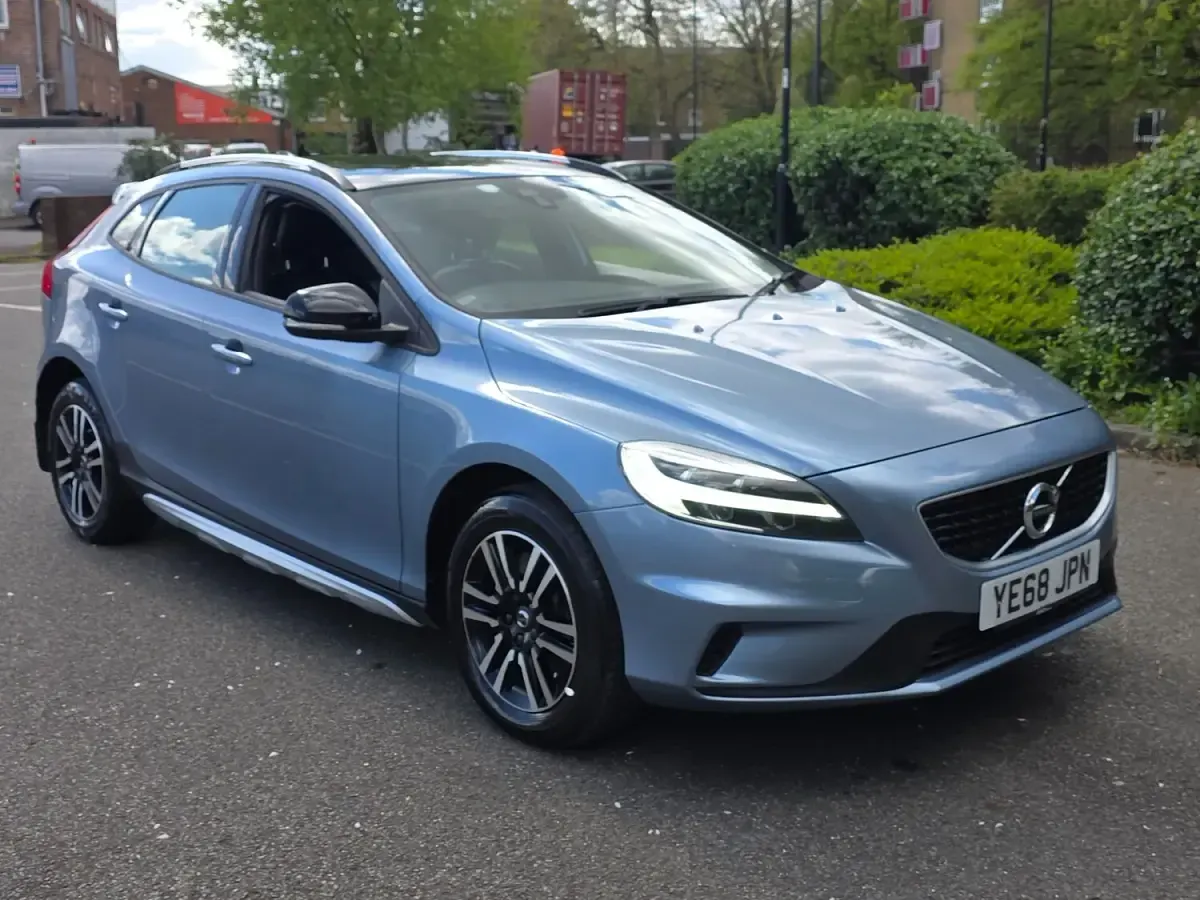 Used Volvo V40 2018 Blue Hatchback