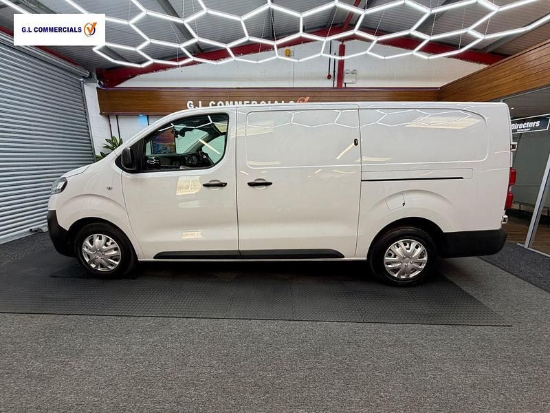 Used Vauxhall Vivaro 100 HP (73 kW) 2022 White MPV