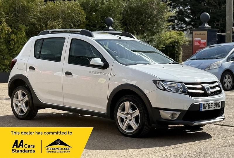 Used Dacia Sandero Lauréate 90 HP (66 kW) 2015 White Hatchback