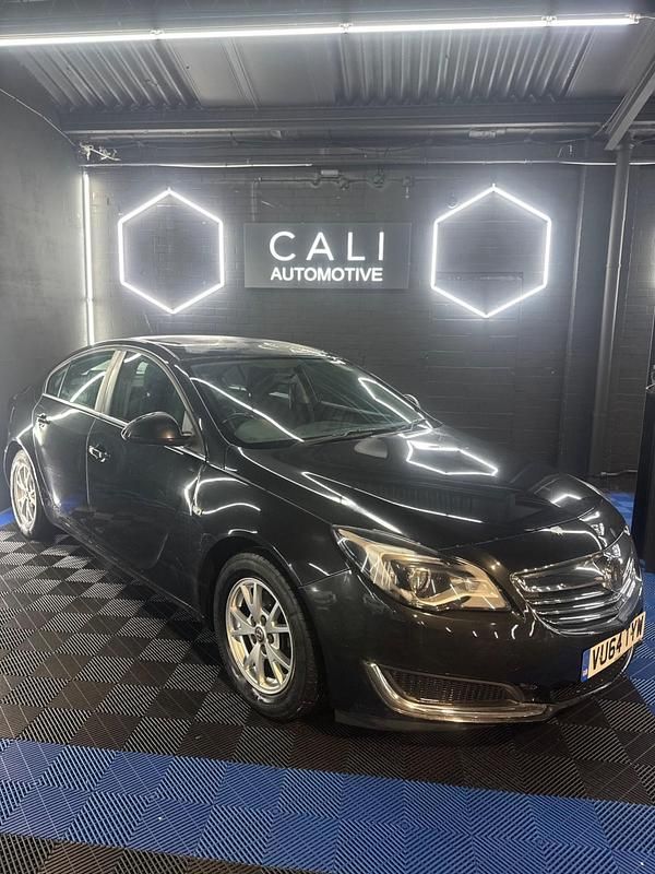 Used Vauxhall Insignia Design Edition 140 HP (102 kW) 2014 Black Hatchback
