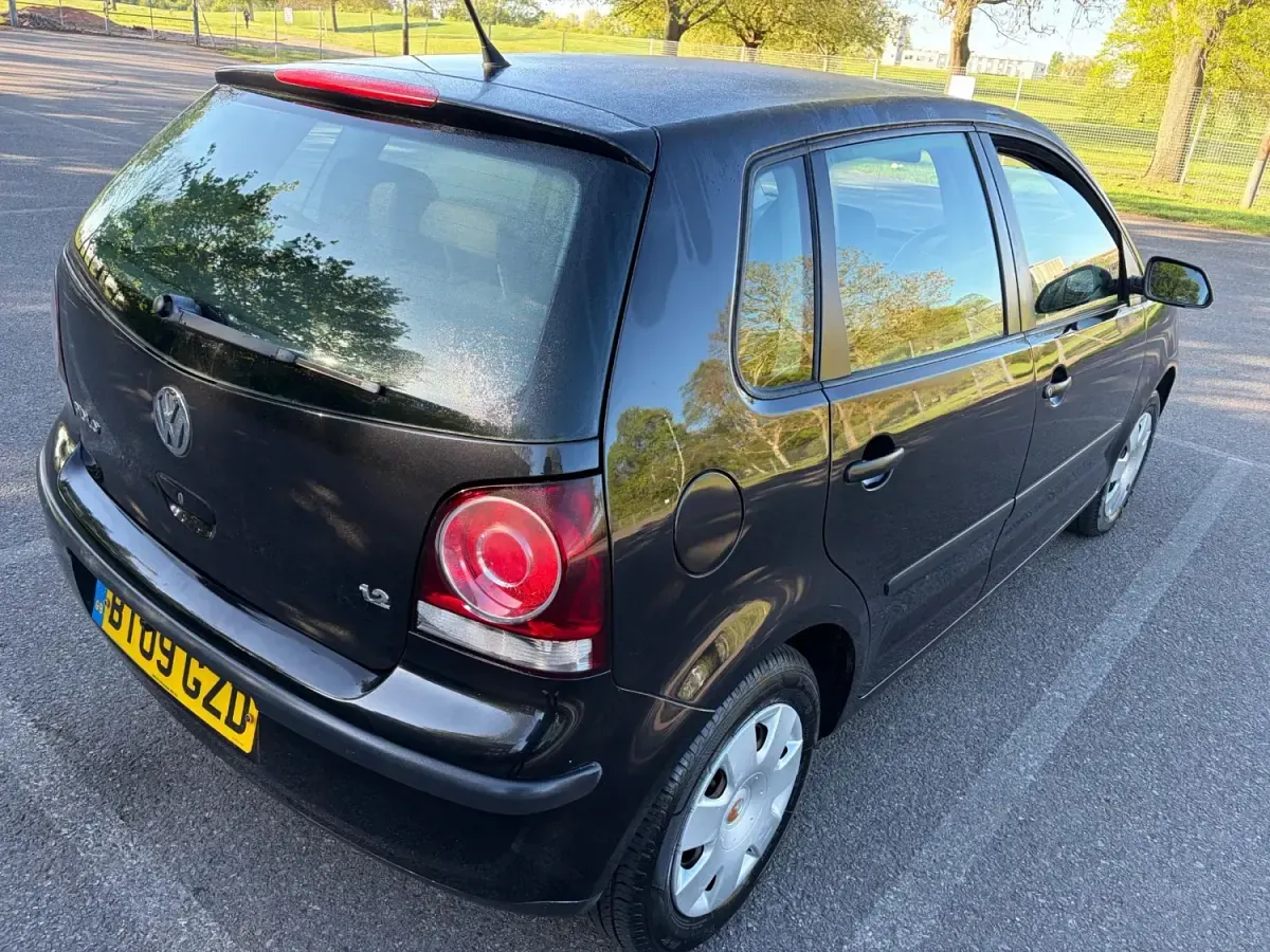 Begagnad VW Polo 2009 Svart Halvkombi
