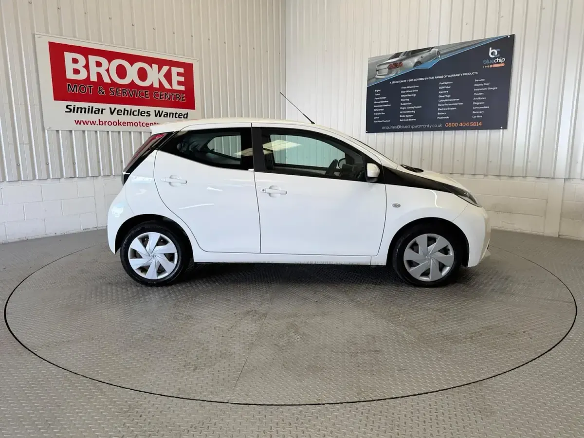 Used Toyota Aygo X-play 69 HP (50 kW) 2016 White Hatchback