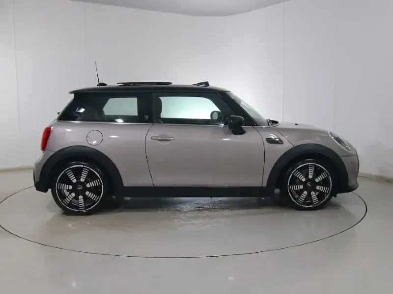 Usado Mini Cooper Exclusive 134 HP (98 kW) 2021 Cinzento Citadino