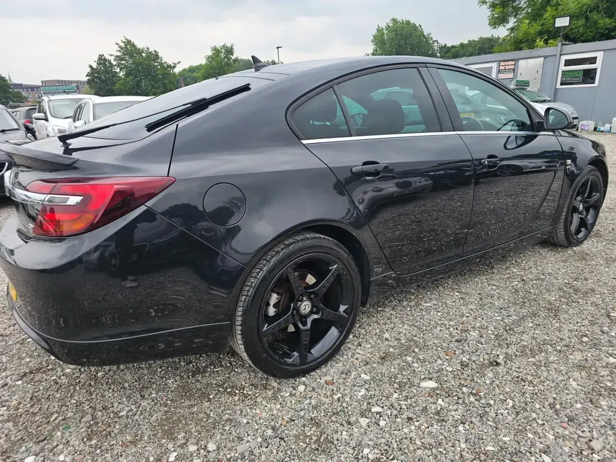Używany Vauxhall Insignia SRi 170 KM (125 kW) 2016 Czarny Hatchback