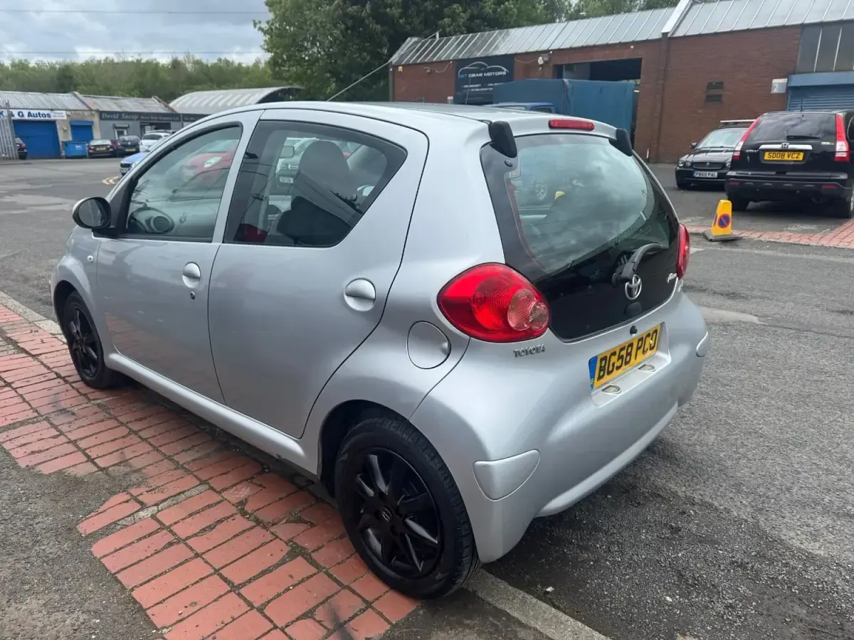 Usado Toyota Aygo Platinum 67 HP (49 kW) 2008 Prateado Citadino
