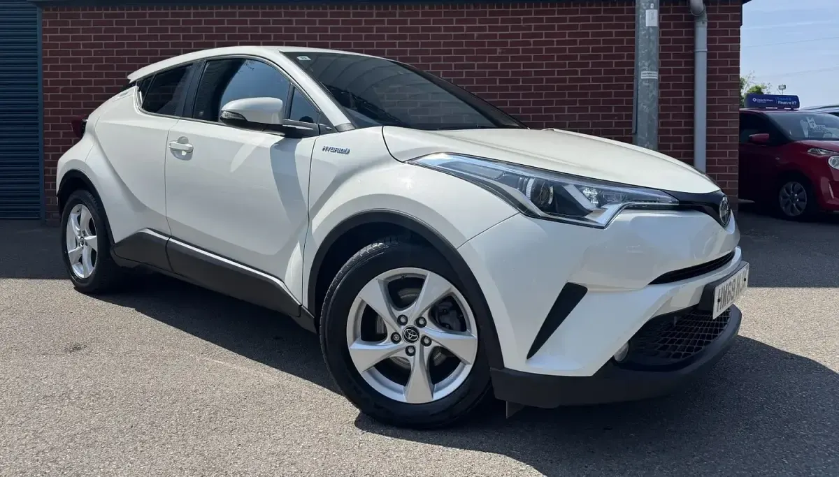 Used Toyota C-HR 120 HP (88 kW) 2019 White SUV