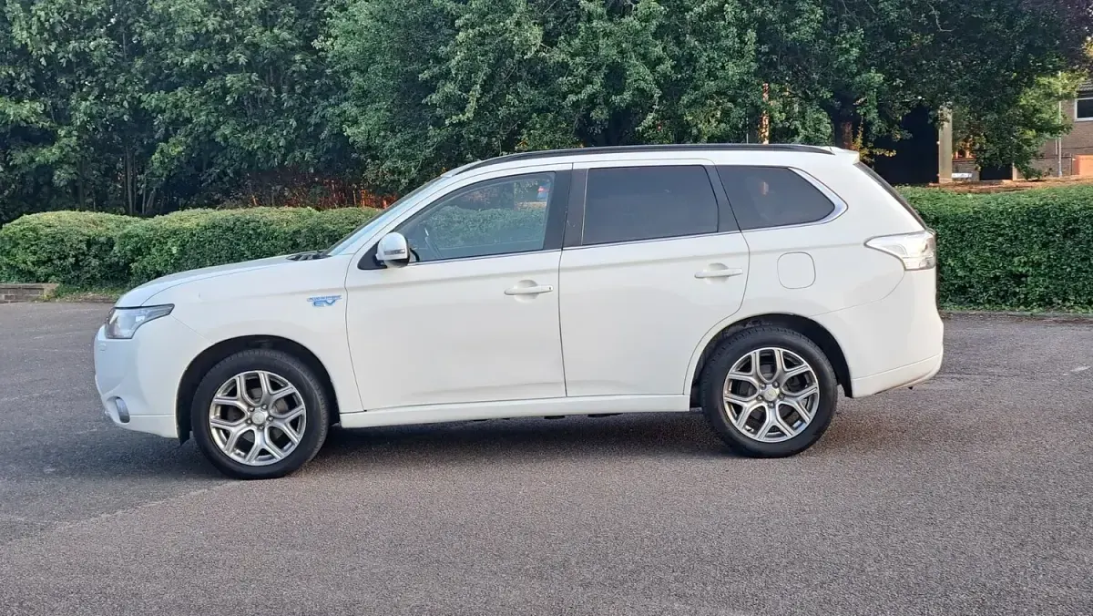 Used Mitsubishi Outlander P-HEV 2015 White Estate