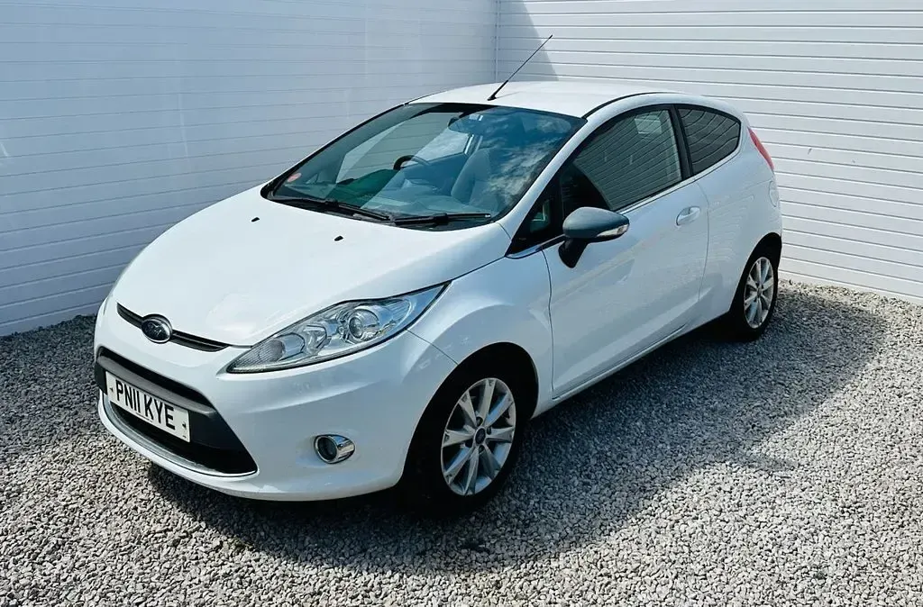 Used Ford Fiesta Zetec 69 HP (50 kW) 2011 White Hatchback