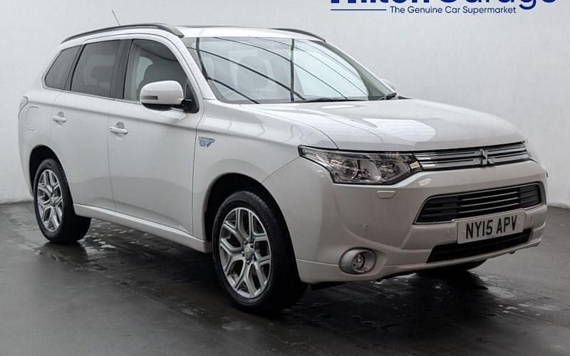 White Used 2015 Mitsubishi Outlander P-HEV Estate | £9,650 (Good price) - Image 1/4
