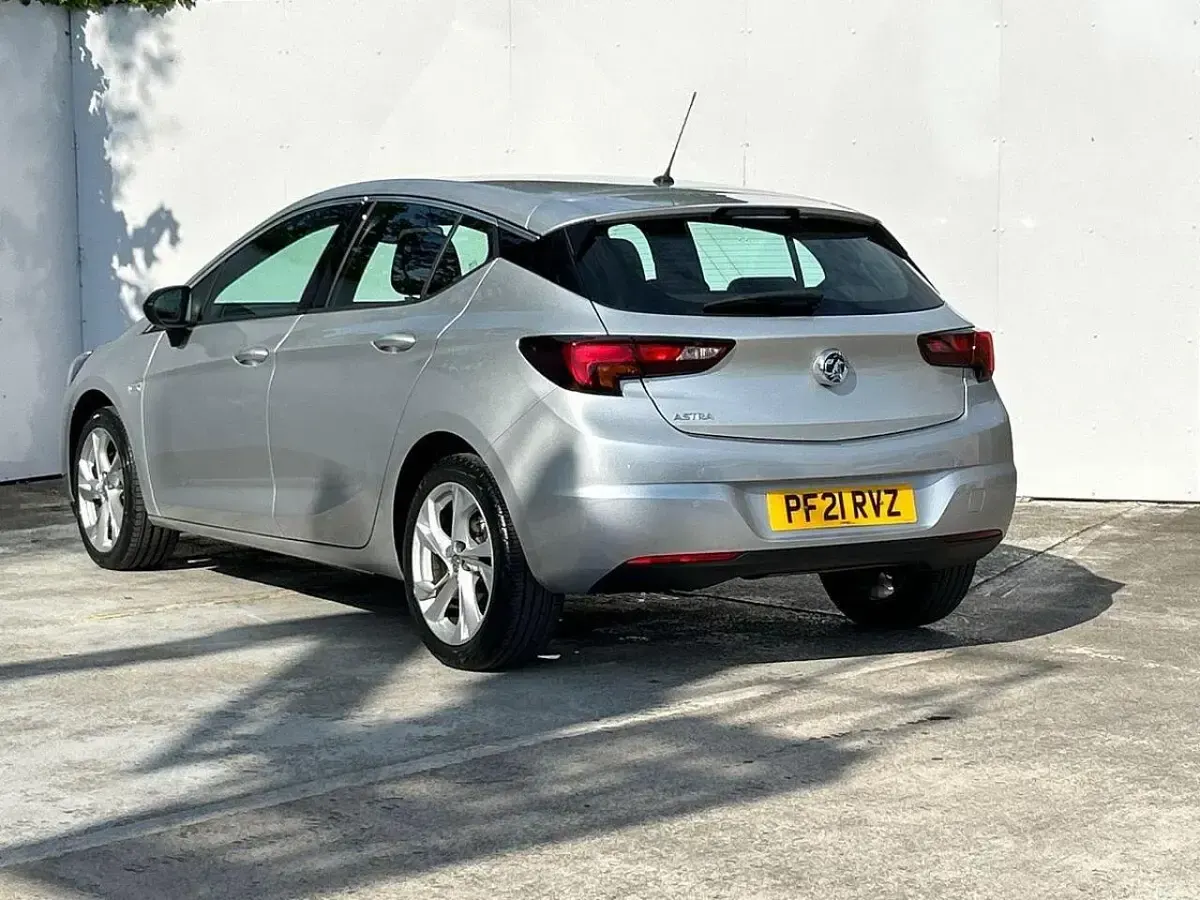 Begagnad Vauxhall Astra SRi 145 HK (106 kW) 2021 Silver Halvkombi