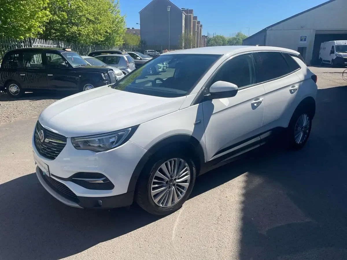 Used Vauxhall Grandland X 130 HP (95 kW) 2019 White SUV