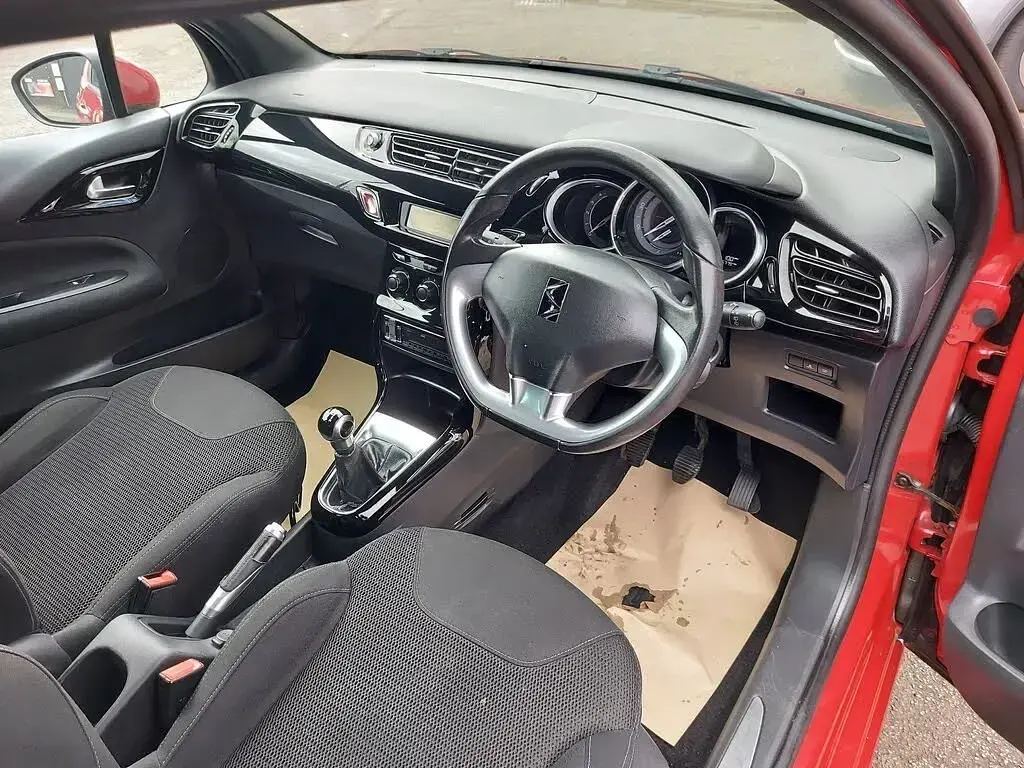 Begagnad Citroën DS3 2013 Röd Halvkombi